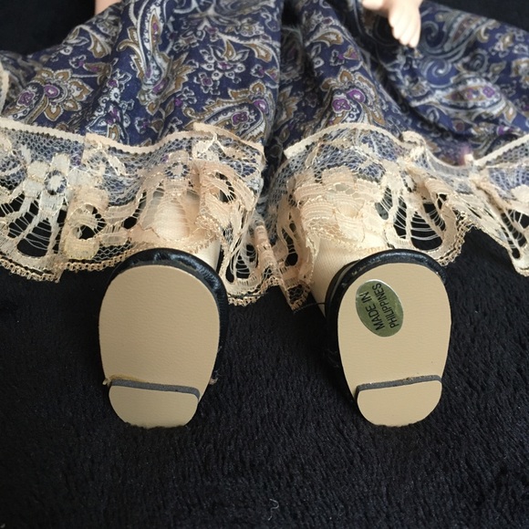 VINTAGE Porcelain Doll - Picture 11 of 16